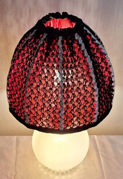 Vintage Tischlampe mit Glasfuß und paillettenförmigem Schirm von Lamplove, 1970er