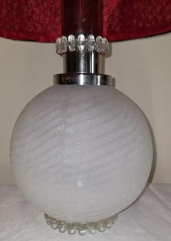 Vintage Tischlampe mit Glasfuß und paillettenförmigem Schirm von Lamplove, 1970er