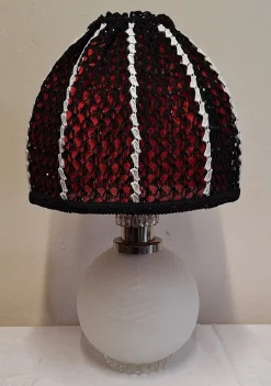 Vintage Tischlampe mit Glasfuß und paillettenförmigem Schirm von Lamplove, 1970er