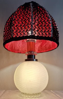 Vintage Tischlampe mit Glasfuß und paillettenförmigem Schirm von Lamplove, 1970er