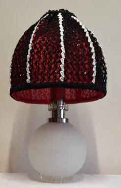 Vintage Tischlampe mit Glasfuß und paillettenförmigem Schirm von Lamplove, 1970er