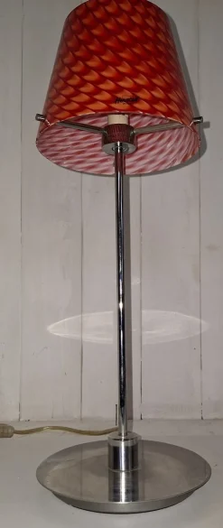 Vintage Tischlampe mit verchromtem Metallfuß und rot gemustertem Glasschirm, 2000er