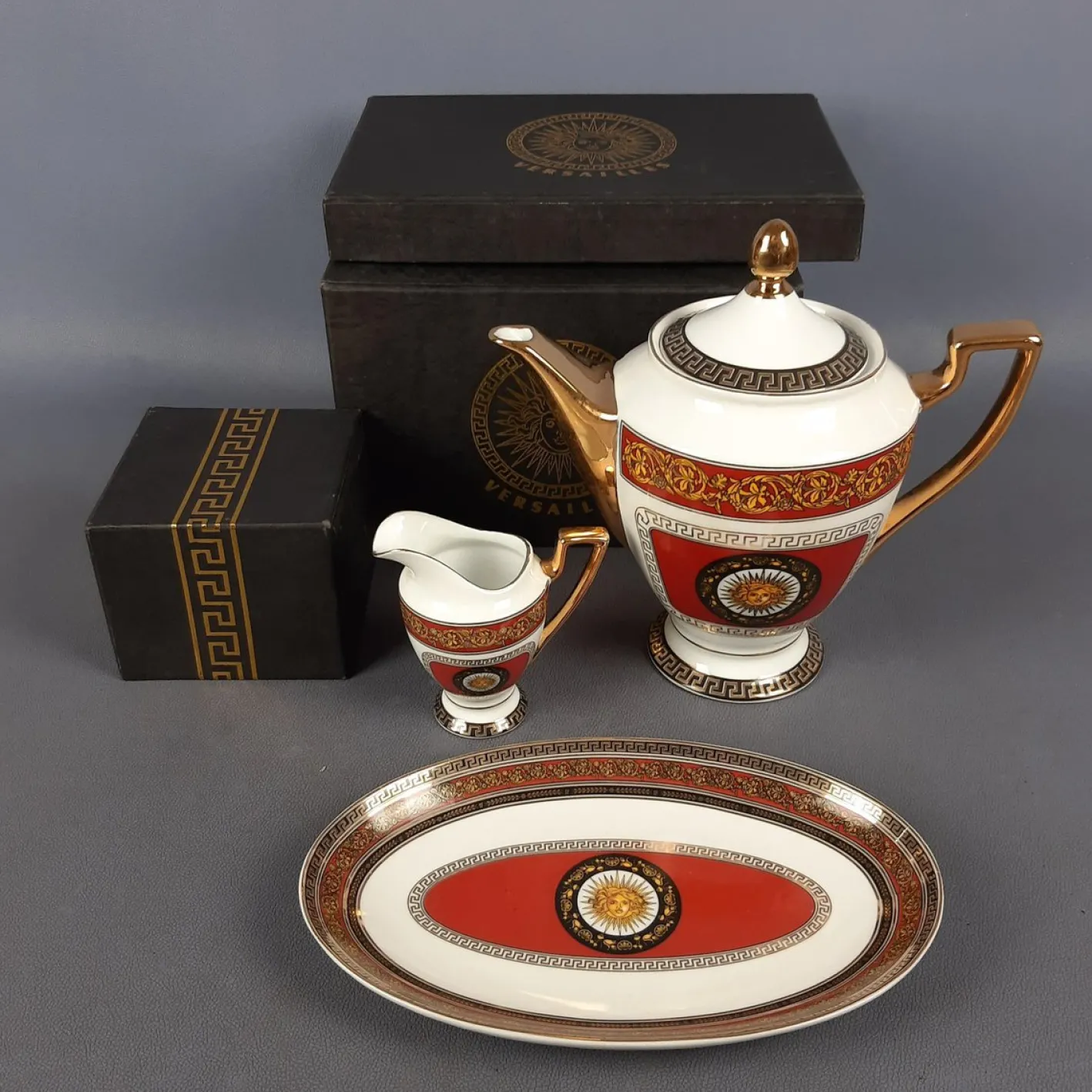 Vintage Versailles Porzellanservice Teekanne, Milchkanne & Tablett in Weiß, Gold & Rot, 3er Set