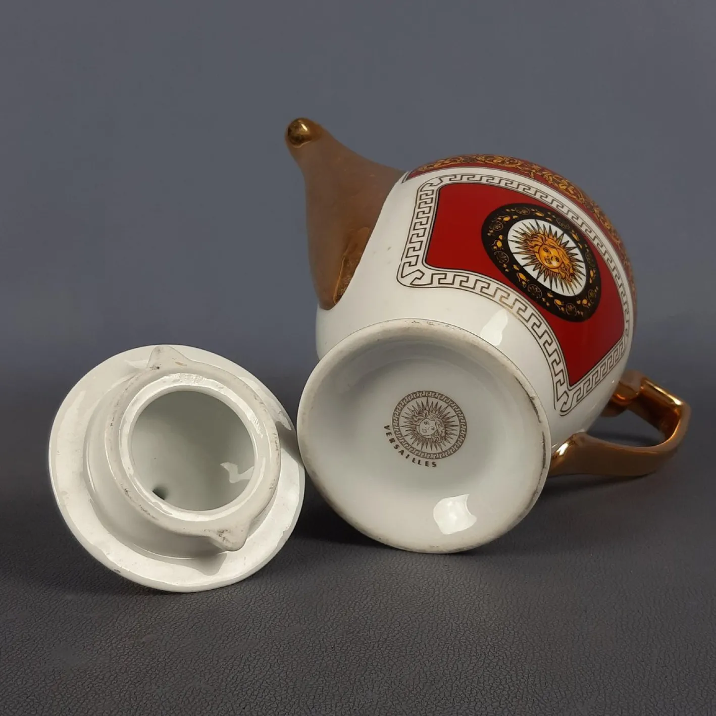 Vintage Versailles Porzellanservice Teekanne, Milchkanne & Tablett in Weiß, Gold & Rot, 3er Set