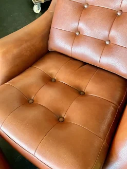 Vintage Vinyl Leder Lounge Drehsessel & Fußhocker in Cognac Braun, 1970er, 2er Set