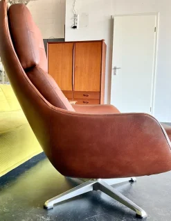 Vintage Vinyl Leder Lounge Drehsessel & Fußhocker in Cognac Braun, 1970er, 2er Set