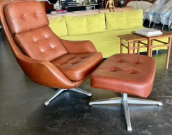 Vintage Vinyl Leder Lounge Drehsessel & Fußhocker in Cognac Braun, 1970er, 2er Set