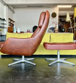 Vintage Vinyl Leder Lounge Drehsessel & Fußhocker in Cognac Braun, 1970er, 2er Set