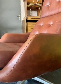 Vintage Vinyl Leder Lounge Drehsessel & Fußhocker in Cognac Braun, 1970er, 2er Set