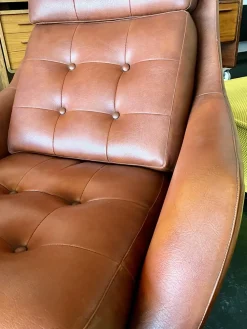 Vintage Vinyl Leder Lounge Drehsessel & Fußhocker in Cognac Braun, 1970er, 2er Set