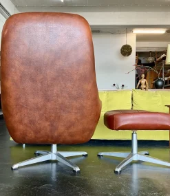 Vintage Vinyl Leder Lounge Drehsessel & Fußhocker in Cognac Braun, 1970er, 2er Set