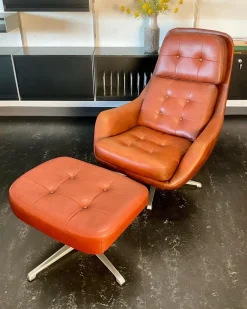 Vintage Vinyl Leder Lounge Drehsessel & Fußhocker in Cognac Braun, 1970er, 2er Set