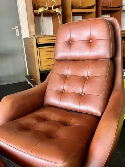 Vintage Vinyl Leder Lounge Drehsessel & Fußhocker in Cognac Braun, 1970er, 2er Set