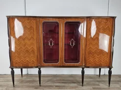 Vintage Vitrine aus Nussholz mit Glastüren und geformter Glasplatte, 1960