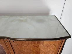 Vintage Vitrine aus Nussholz mit Glastüren und geformter Glasplatte, 1960