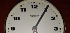 Vintage Wanduhr mit rotem Gehäuse aus Keramik von Dugena, 1970er