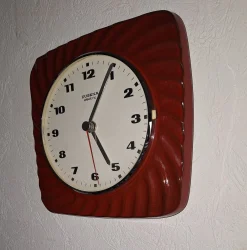 Vintage Wanduhr mit rotem Gehäuse aus Keramik von Dugena, 1970er