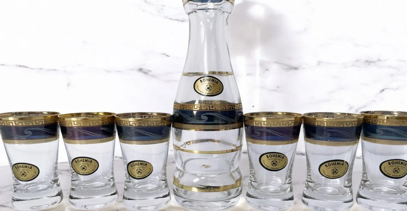 Vintage Wodka Set mit Karaffe und Sechs Verzierten Gläsern, 8 . Set