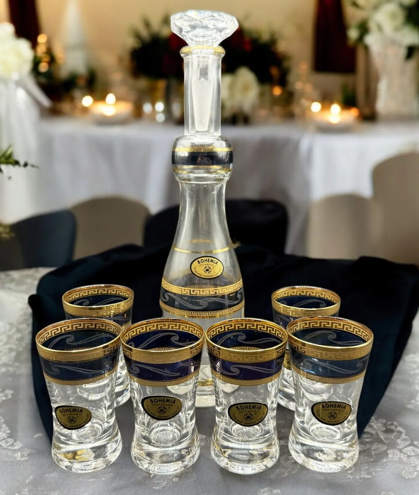 Vintage Wodka Set mit Karaffe und Sechs Verzierten Gläsern, 8 . Set