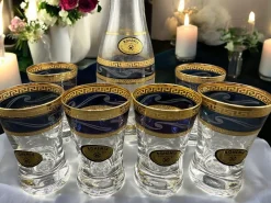 Vintage Wodka Set mit Karaffe und Sechs Verzierten Gläsern, 8 . Set