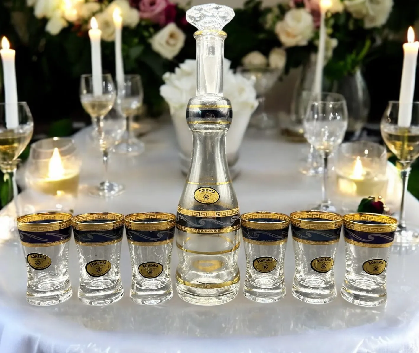 Vintage Wodka Set mit Karaffe und Sechs Verzierten Gläsern, 8 . Set