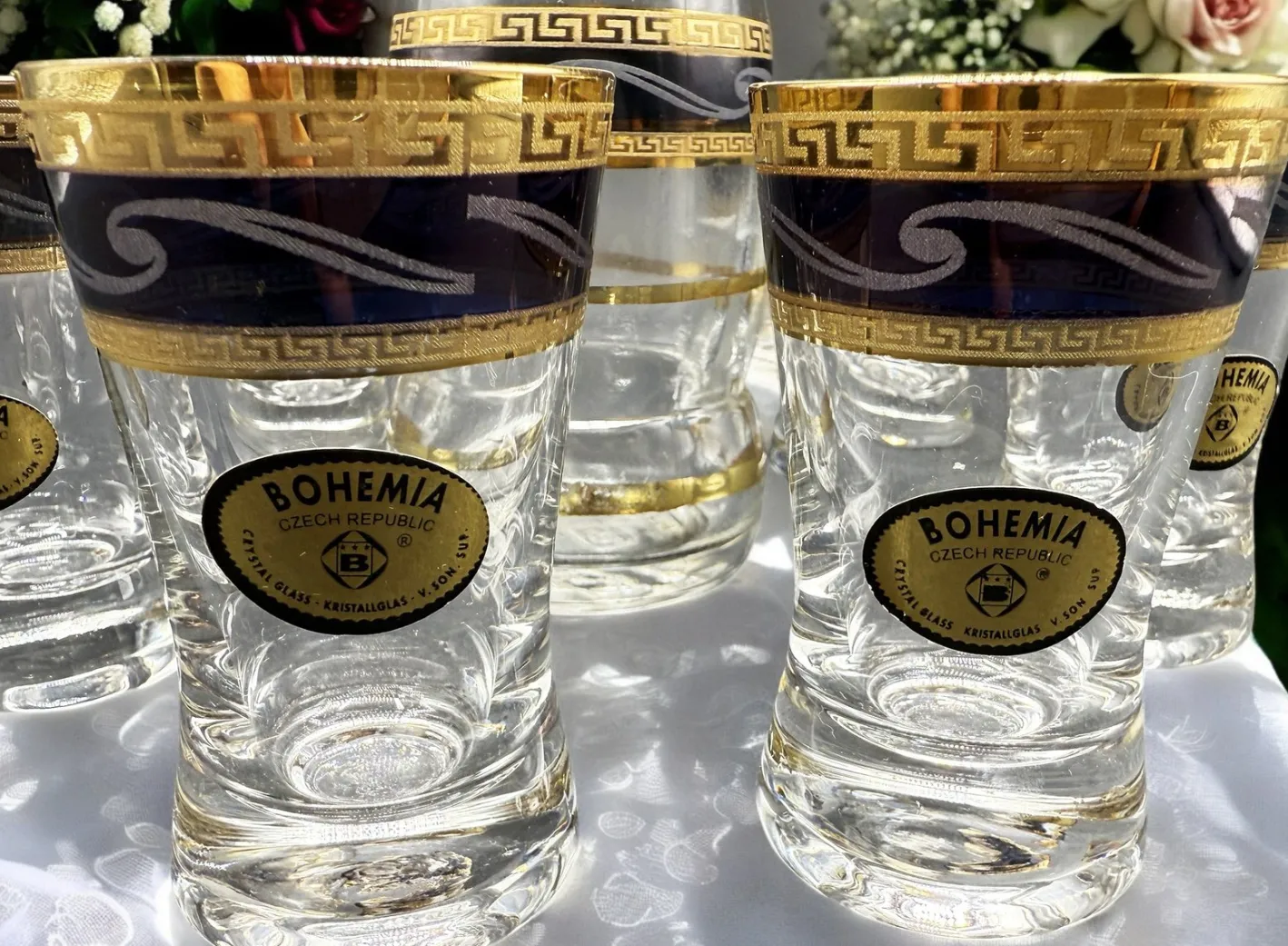 Vintage Wodka Set mit Karaffe und Sechs Verzierten Gläsern, 8 . Set