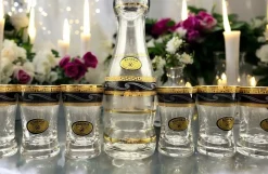 Vintage Wodka Set mit Karaffe und Sechs Verzierten Gläsern, 8 . Set