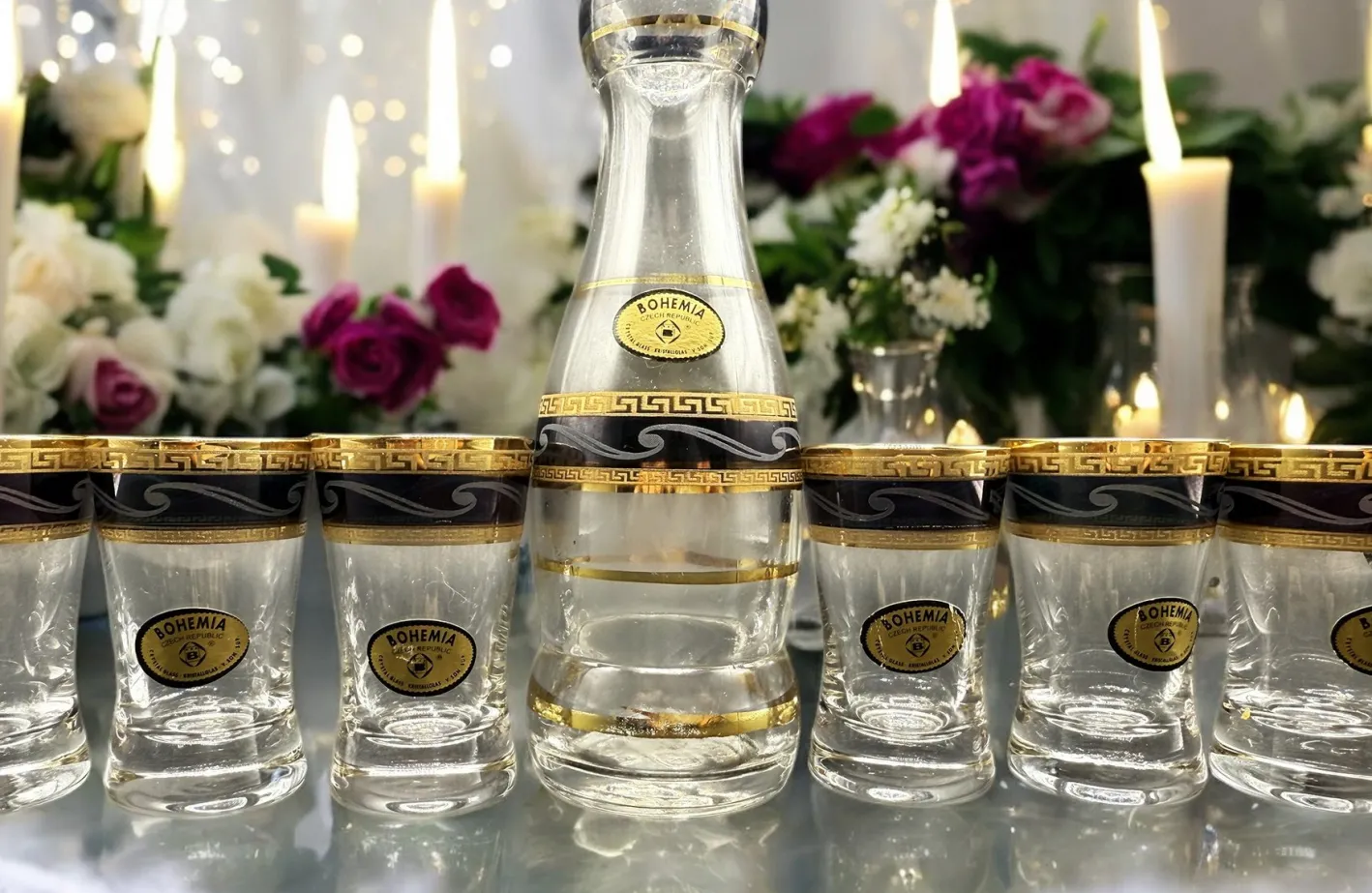 Vintage Wodka Set mit Karaffe und Sechs Verzierten Gläsern, 8 . Set