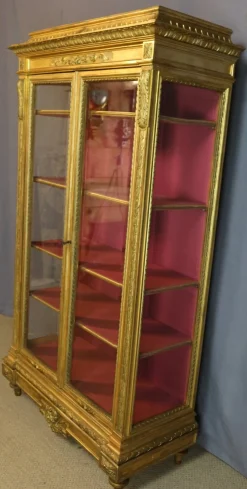 Vitrine aus vergoldetem Holz, 19. Jh