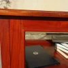 Vitrine mit exotischer Holzstruktur