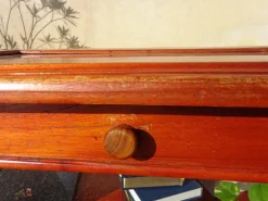 Vitrine mit exotischer Holzstruktur