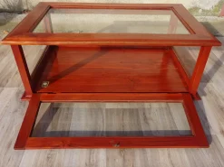 Vitrine mit exotischer Holzstruktur