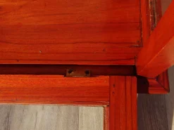 Vitrine mit exotischer Holzstruktur