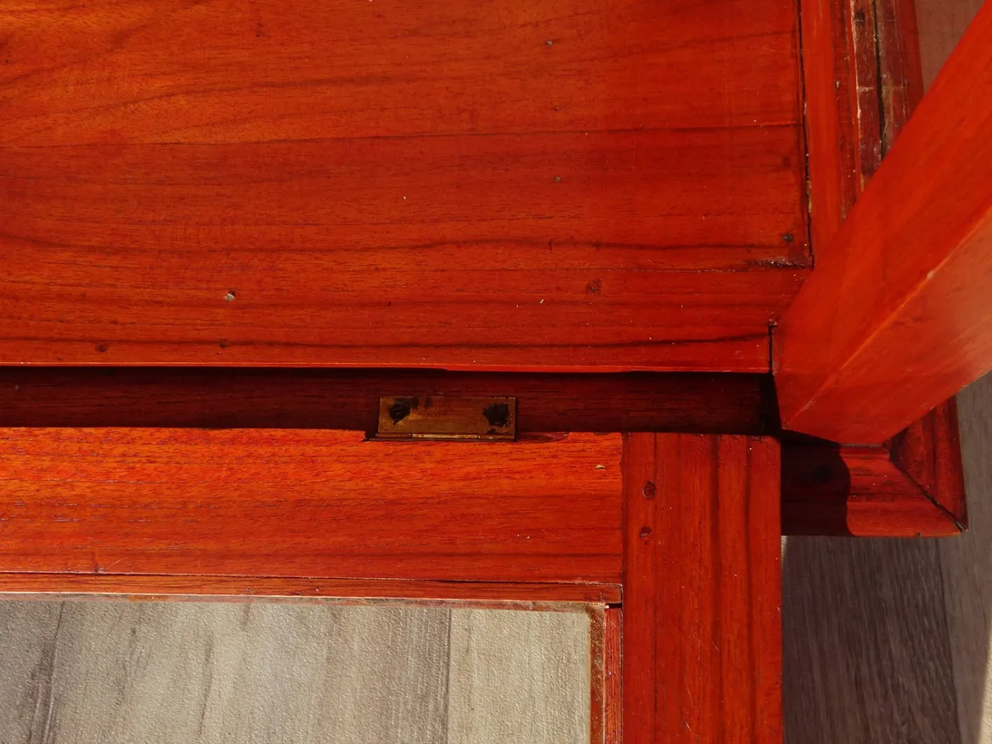 Vitrine mit exotischer Holzstruktur