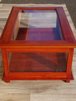 Vitrine mit exotischer Holzstruktur