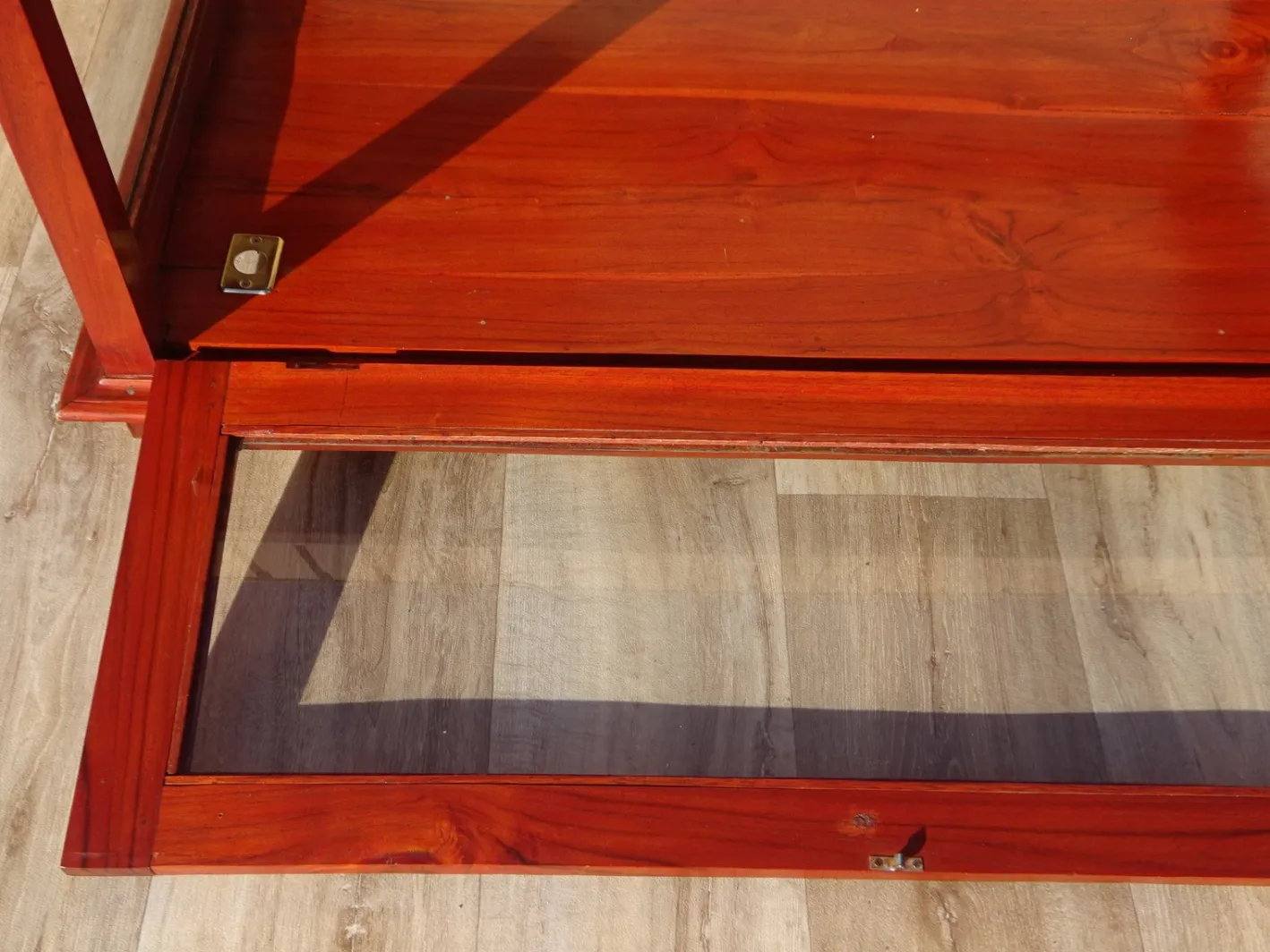 Vitrine mit exotischer Holzstruktur