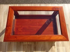 Vitrine mit exotischer Holzstruktur