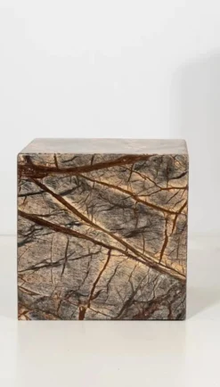 Waldbrauner Marmorwürfel von Andrea Grasso