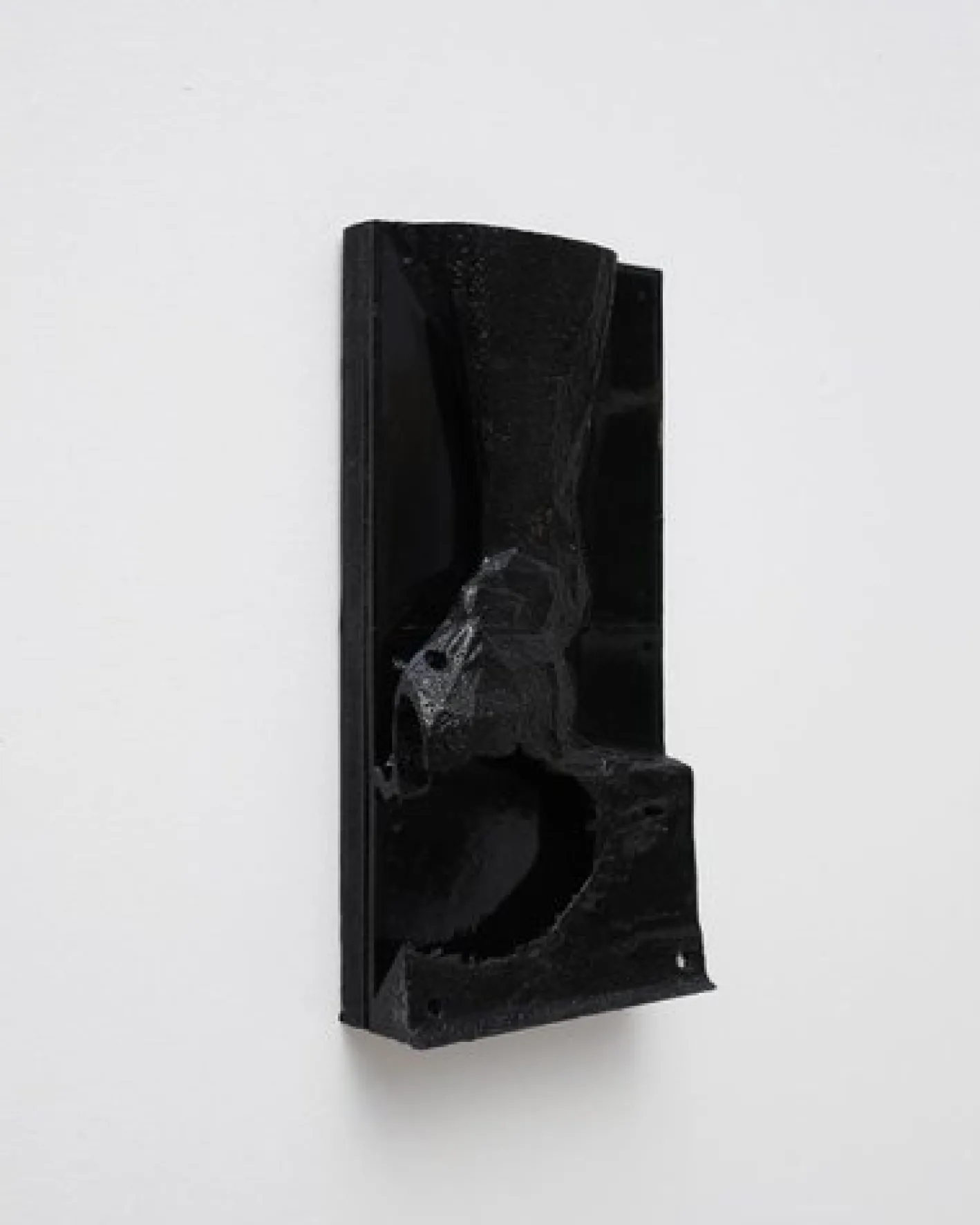 Wandmontierte Black Pada Skulptur von Arthur Bitsch