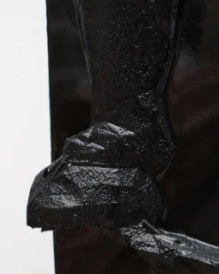 Wandmontierte Black Pada Skulptur von Arthur Bitsch