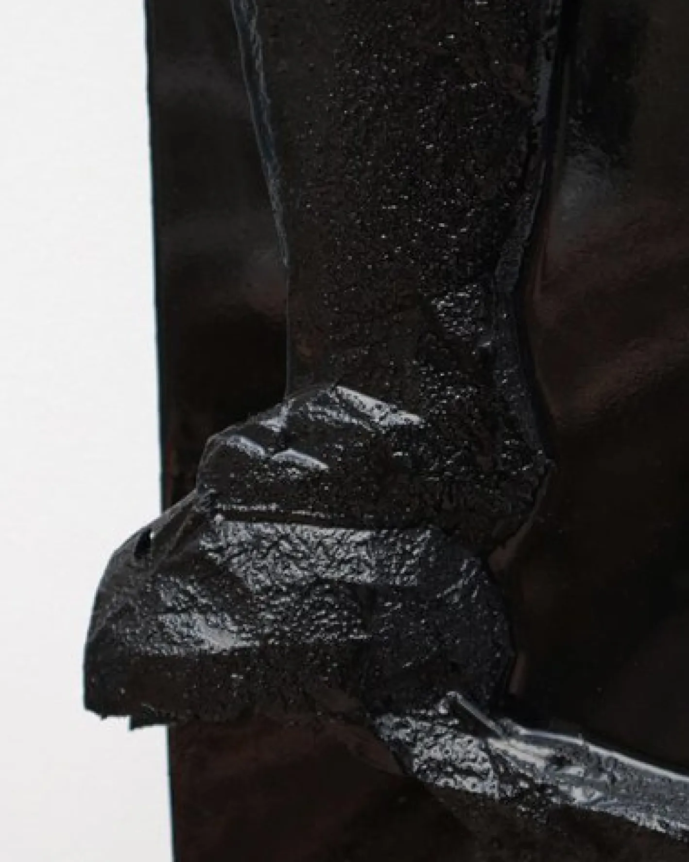 Wandmontierte Black Pada Skulptur von Arthur Bitsch