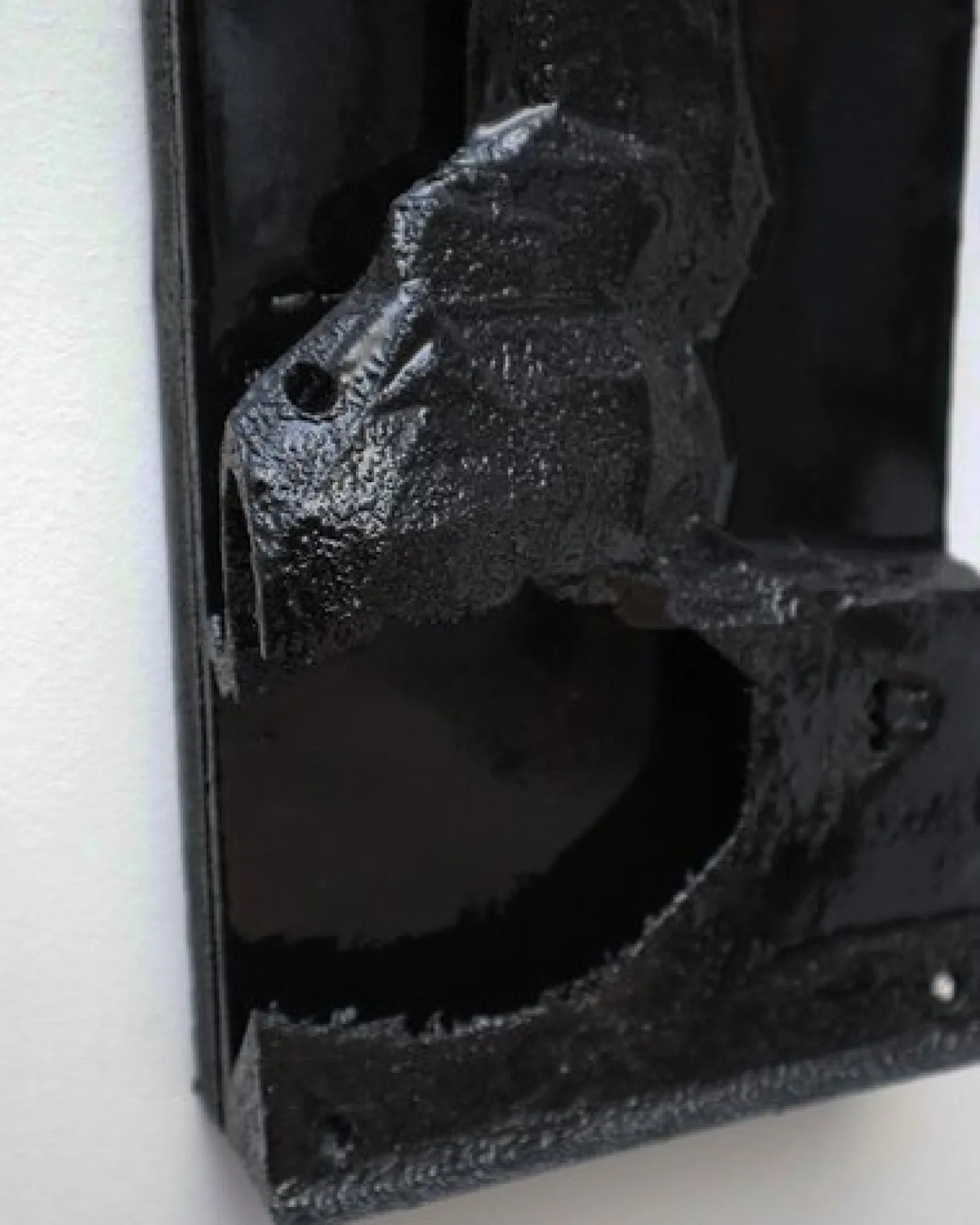 Wandmontierte Black Pada Skulptur von Arthur Bitsch
