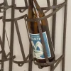 Wandmontiertes Weinregal aus Metall mit Traubenrelief