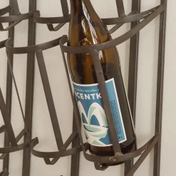 Wandmontiertes Weinregal aus Metall mit Traubenrelief