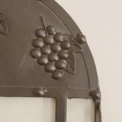 Wandmontiertes Weinregal aus Metall mit Traubenrelief