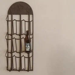 Wandmontiertes Weinregal aus Metall mit Traubenrelief