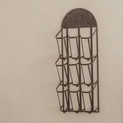 Wandmontiertes Weinregal aus Metall mit Traubenrelief