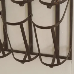 Wandmontiertes Weinregal aus Metall mit Traubenrelief