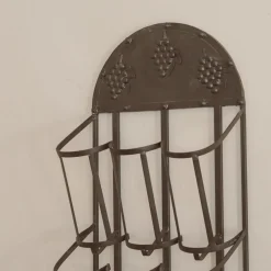 Wandmontiertes Weinregal aus Metall mit Traubenrelief