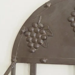 Wandmontiertes Weinregal aus Metall mit Traubenrelief